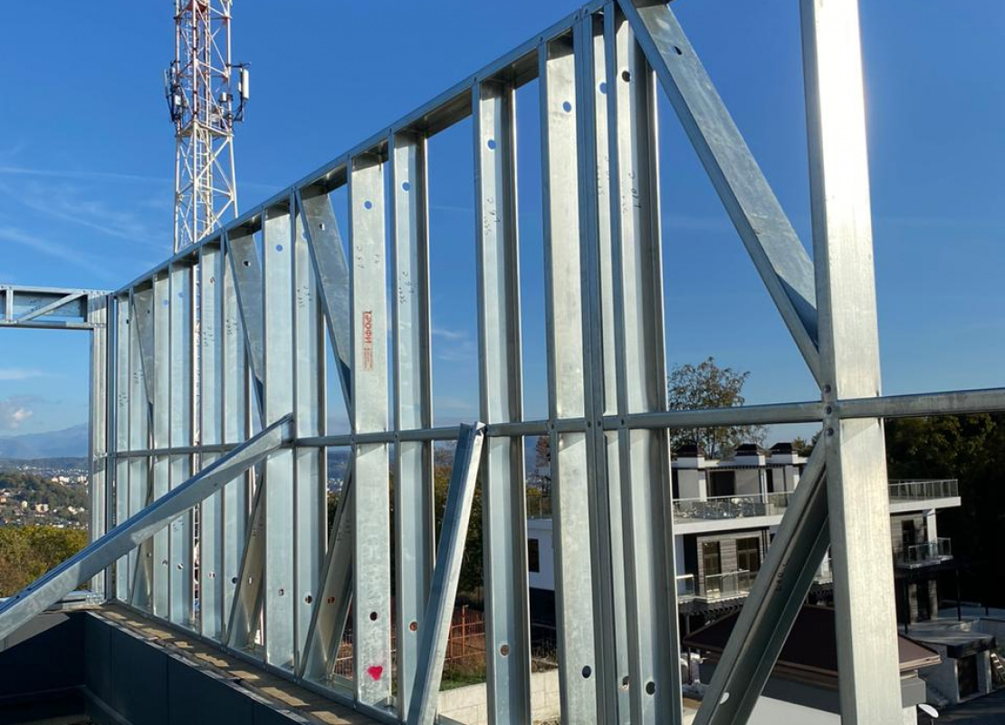 Заканчивается строительство надстройки у 7-этажного жилого дома в г. Сочи